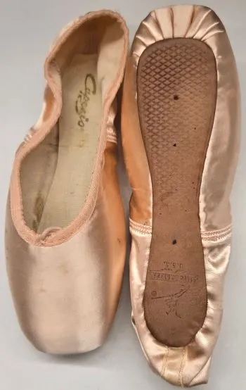 Infinita -- Pointe Shoe -- European Pink Satin