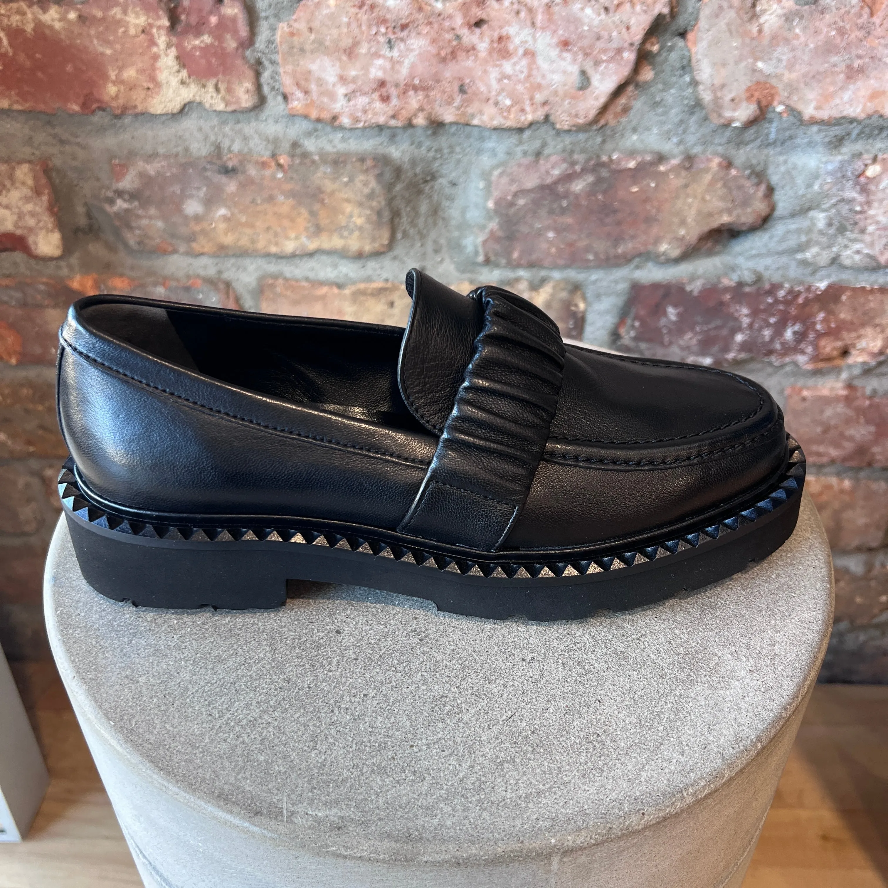 KENNEL & SCHMENGER BROGUES