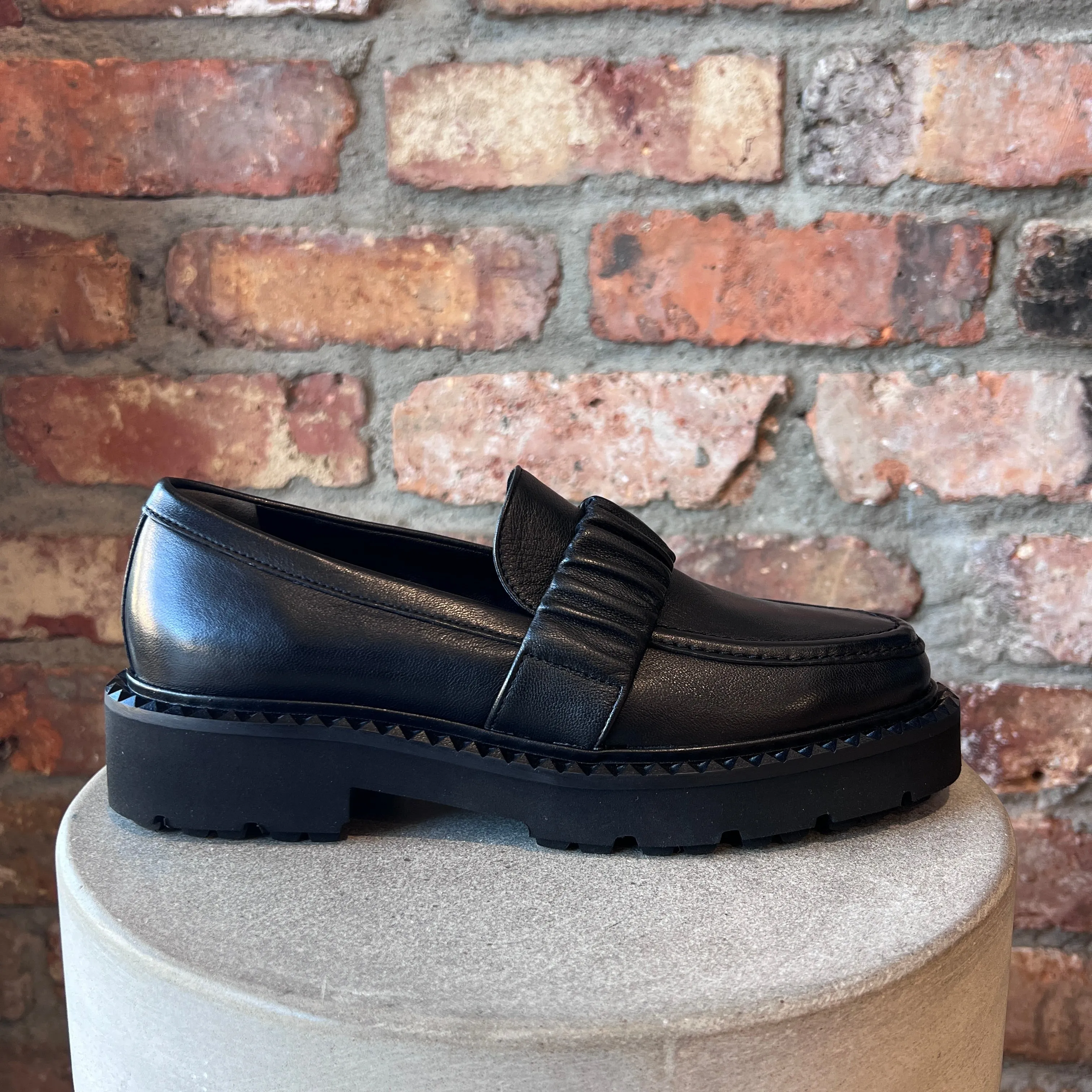 KENNEL & SCHMENGER BROGUES